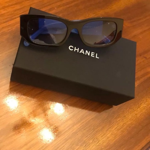 Vintage CHANEL Black Sunglasses - Picture 2 of 5